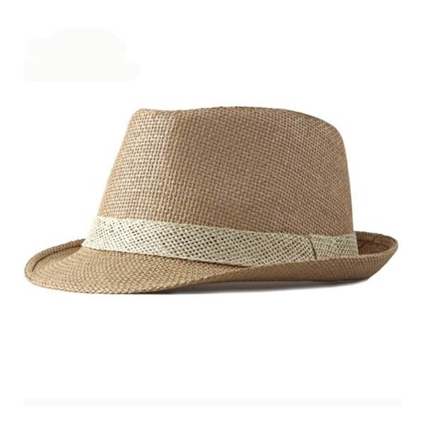 Chapeau Panama entièrement en paille 3/4 face sur fond blanc