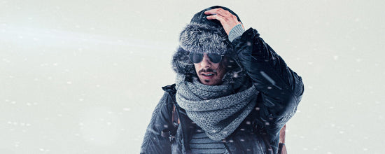 Homme portant une chapka russe dans une tempête de neige