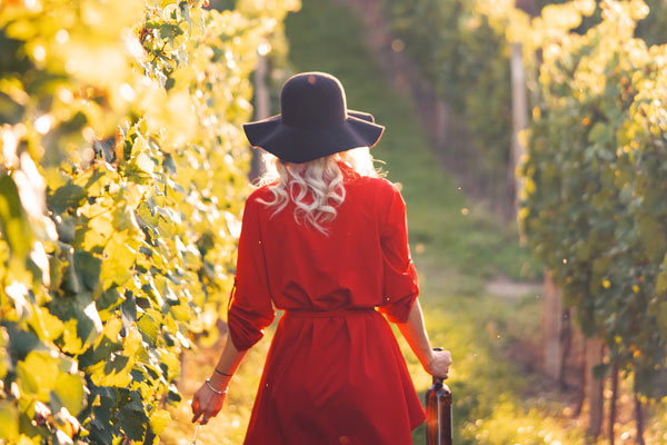 Chapeau vintage sur femme robe rouge vigne