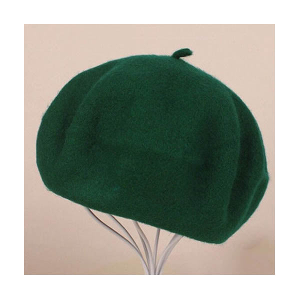 Béret Basque vert foncé sur porte chapeau