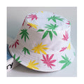 Bob blanc motif feuille cannabis multicolore sur fond blanc