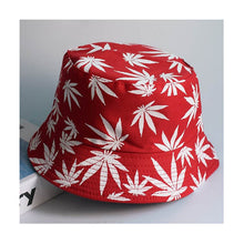 Bob rouge motif feuille cannabis blanc sur fond blanc