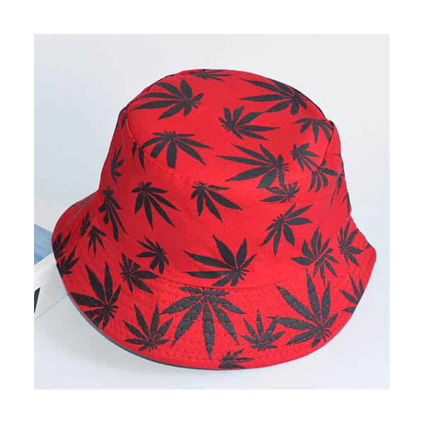 Bob rouge motif feuille cannabis noir sur fond blanc