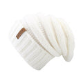 Bonnet Court blanc maille laine moderne sur fond blanc