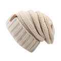 Bonnet Court crème maille laine moderne sur fond blanc
