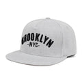 Casquette Baseball gris visière plate broderie Brooklyn NYC 3/4 face sur fond blanc