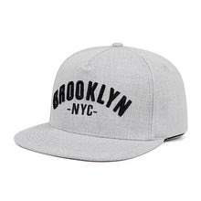 Casquette Baseball gris visière plate broderie Brooklyn NYC 3/4 face sur fond blanc