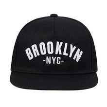 Casquette Baseball noir visière plate broderie Brooklyn NYC blanc vue de face sur fond blanc