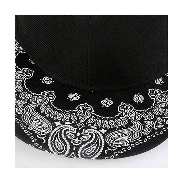 Vue détaillée d'un motif bandana blanc sur une casquette noire