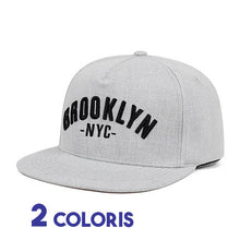 Casquette Baseball gris visière plate broderie Brooklyn NYC 3/4 face sur fond blanc avec marqué deux coloris
