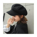 Casquette Gavroche noire en apparence très laineuse sur modèle photo de profil