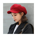 Casquette Gavroche rouge en apparence très laineuse sur modèle photo de 3/4 profil