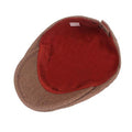 Vue renversée casquette plate marron avec doublure rouge sur fond blanc