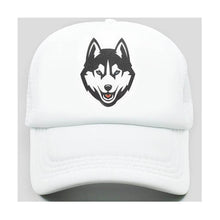 Casquette Trucker blanc design chien loup vue de face sur fond blanc