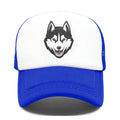 Casquette Trucker blanc bleu design chien loup vue de face sur fond blanc