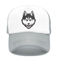 Casquette Trucker blanc gris design chien loup vue de face sur fond blanc