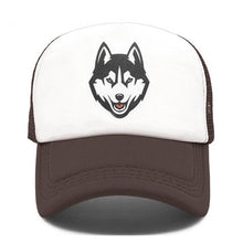 Casquette Trucker blanc marron design chien loup vue de face sur fond blanc