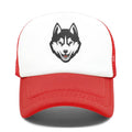 Casquette Trucker blanc rouge design chien loup vue de face sur fond blanc
