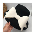 Chapeau cloche noir en laine feutrée et ruban crème gigantesque 3/4 face
