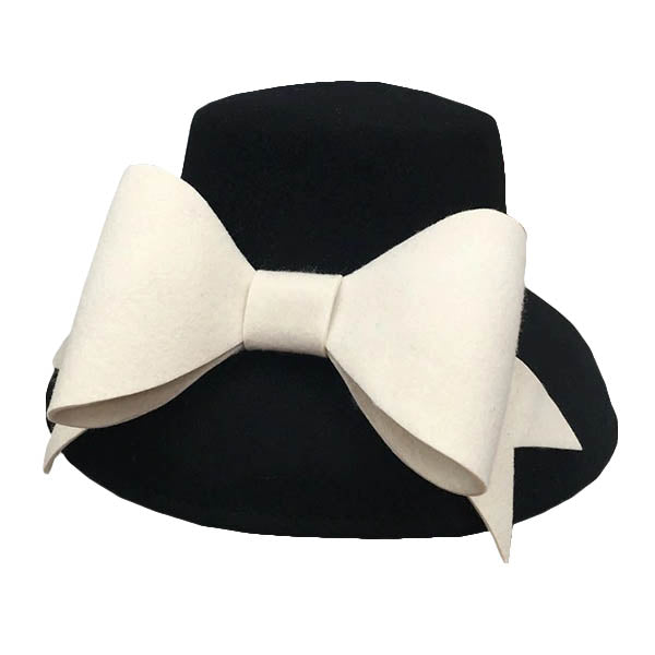 Chapeau cloche noir en laine feutrée et ruban crème gigantesque sur fond blanc