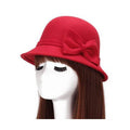 Chapeau Cloche rouge avec noeud sur galon porté par un mannequin sur fond blanc