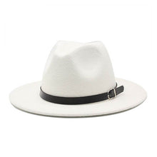 Chapeau Fedora blanc 3/4 face sur fond blanc avec bandeau extérieur noir cuir