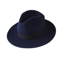 Chapeau Fedora bleu marine 3/4 face sur fond blanc avec galon noir en tissu