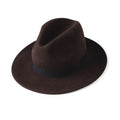 Chapeau Fedora marron foncé 3/4 face sur fond blanc avec galon noir en tissu