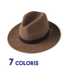 Chapeau Fedora marron 3/4 face sur fond blanc avec galon tissu et marqué 7 coloris