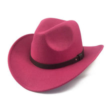Chapeau Fedora Cowboy rose sur fond blanc avec galon cuir noir