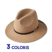 Chapeau Fedora beige 3/4 face sur fond blanc avec galon fin cuir et marqué 3 coloris