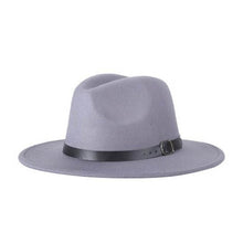 Chapeau Fedora gris clair 3/4 face sur fond blanc avec bandeau extérieur noir cuir