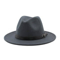 Chapeau Fedora gris foncé 3/4 face sur fond blanc avec bandeau extérieur noir cuir