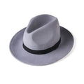 Chapeau Fedora gris clair 3/4 face sur fond blanc avec galon noir en tissu