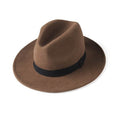 Chapeau Fedora marron 3/4 face sur fond blanc avec galon noir en tissu