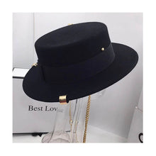 Chapeau Fedora laine noir galon noir et épingle dorée 3/4 face sur repose chapeau