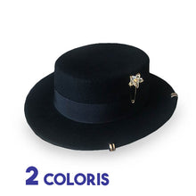 Chapeau Fedora laine noir galon noir et épingle dorée sur fond blanc avec marqué deux coloris