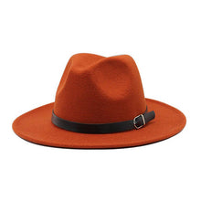 Chapeau Fedora orange caramel 3/4 face sur fond blanc avec bandeau extérieur noir cuir