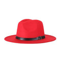 Chapeau Fedora rouge vif 3/4 face sur fond blanc avec bandeau extérieur noir cuir
