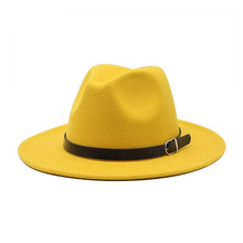 Chapeau Fedora jaune 3/4 face sur fond blanc avec bandeau extérieur noir cuir