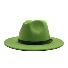 Chapeau Fedora vert feuille 3/4 face sur fond blanc avec bandeau extérieur noir cuir