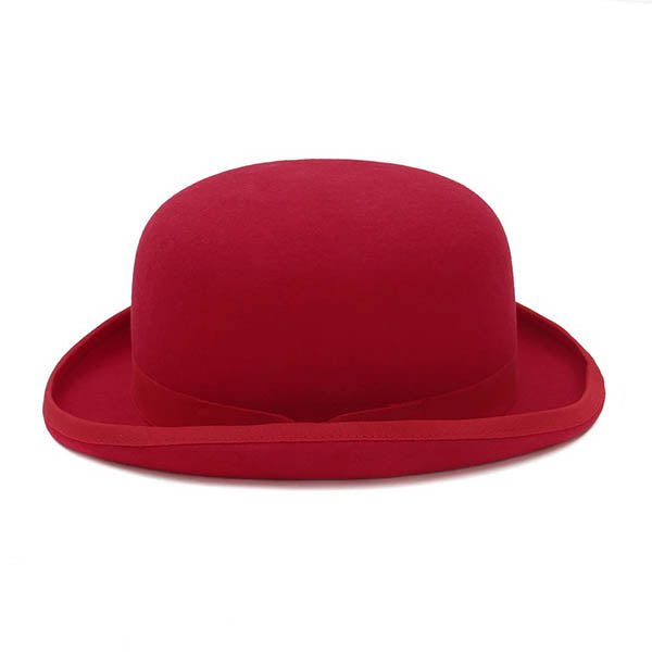 Chapeau Melon rouge vue côté avec galon rouge en tissu sur fond blanc