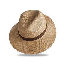Chapeau Panama penché de face sur fond blanc