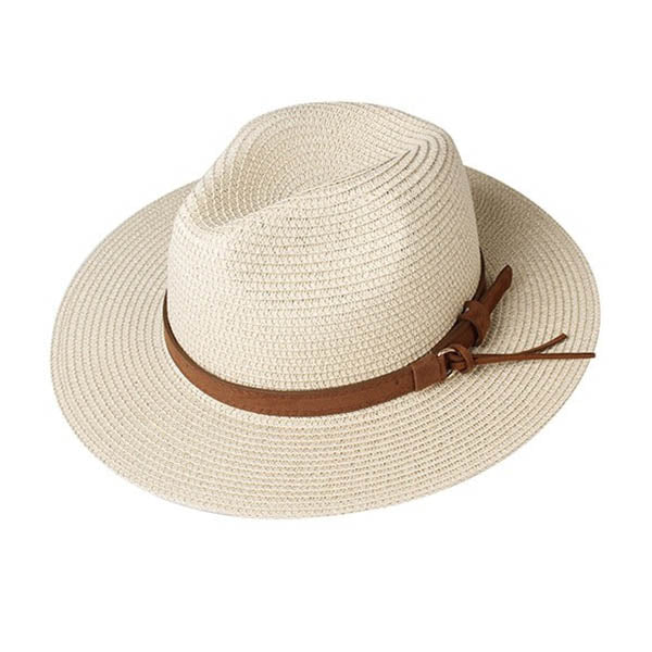 Chapeau Panama clair 3/4 face sur fond blanc avec galon en cuir marron avec boucle métallique et lamelle de cuir