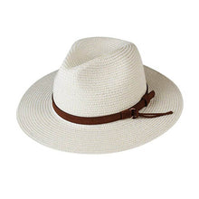 Chapeau Panama blanc 3/4 face sur fond blanc avec galon en cuir marron avec boucle métallique et lamelle de cuir